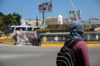 20240221. Tuxtla. Jóvenes normalistas bloquean el crucero de la glorieta de la 5ª Norte este medio día en la capital de Chiapas.