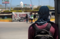 20240221. Tuxtla. Jóvenes normalistas bloquean el crucero de la glorieta de la 5ª Norte este medio día en la capital de Chiapas.