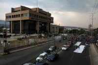 Jueves 4 de mayo del 2017. Tuxtla Gutiérrez. Estudiantes y familiares de los estudiantes detenidos durante las jornadas de resistencia social en las afueras de las instalaciones de la Fiscalia General de Justicia de Chiapas.