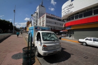 Jueves 13 de octubre del 2016. Tuxtla Gutiérrez. Un Oxxo saqueado, un vehículo repartidor y un conejo-bus fueron saqueados esta mañana por jóvenes que se transportaban en varios autobuses en pleno centro de la ciudad.