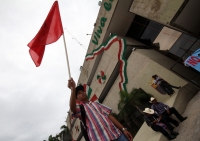 Lunes 1 de septiembre del 2014. Tuxtla Gutiérrez. Normalistas y organizaciones sociales marchan este medio día en las Avenida Central para exigir que sea cubierta la demanda de plazas de trabajo en Chiapas.