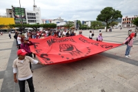 Lunes 1 de septiembre del 2014. Tuxtla Gutiérrez. Normalistas y organizaciones sociales marchan este medio día en las Avenida Central para exigir que sea cubierta la demanda de plazas de trabajo en Chiapas.
