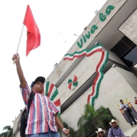Lunes 1 de septiembre del 2014. Tuxtla Gutiérrez. Normalistas y organizaciones sociales marchan este medio día en las Avenida Central para exigir que sea cubierta la demanda de plazas de trabajo en Chiapas.