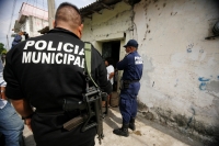 Elementos de la Policia Estatal de Chiapas reciben la denuncia de que varios sujetos armados se escondieron en una casa de la 2ª norte oriente en las cercanías del bar Kumbala dejando abandonado el taxi donde se transportaban. Los habitantes de el domicil