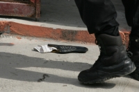 Elementos de la Policia Estatal de Chiapas reciben la denuncia de que varios sujetos armados se escondieron en una casa de la 2ª norte oriente en las cercanías del bar Kumbala dejando abandonado el taxi donde se transportaban. Los habitantes de el domicil
