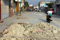 Miércoles 13 de abril. Los habitantes del rumbo de la novena norte continúan sufriendo el cierre de esta arteria vial en las cercanías del Teatro de la Ciudad después de más de 9 semanas que los contratistas dejaran roto el pavimento en el inicio de esta 