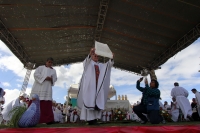 Foto/ Juan Carlos Calderón. Miércoles 3 de enero del 2018. Rodrigo Aguilar Martí­nez, ex obispo de Tehuacán recibe el báculo pastoral correspondiente al obispado de San Cristóbal de las Casas donde es recibido esta mañana por la feligresí­a de esta 