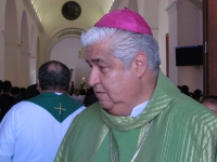 Domingo 6 de febrero. Monseñor Rogelio Cabrera antes de iniciar la homilia dominical este medio día, la cual dedico a la conmemoración de la Jornada Mundial del Enfermo dando a conocer en entrevista que la atención a los enfermos gaves se cuenta con servi