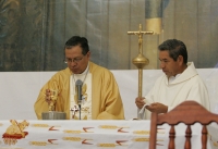 Oscar Campos, Obispo Auxiliar de Oaxaca, celebra un aniversario más de su ordenación durante la misa dominical en la Catedral de San Marcos de esta ciudad.