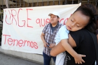Martes 28 de enero del 2014. Tuxtla Gutiérrez. Trabajadores de locales comerciales de la novena sur protestan este medio día en las entradas del edificio de la administración estatal para exigir que se cumplan con las fechas de entrega de las obras viales