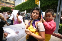 Grupos de activistas y de organizaciones sociales, se manifiestan en San Cristóbal de las Casas y en Tuxtla Gutiérrez para iniciar la visita de observadores de derechos humanos en los penales de Chiapas, donde intentaran localizar a los presos de concienc