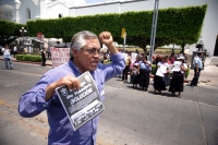 Grupos de activistas y de organizaciones sociales, se manifiestan en San Cristóbal de las Casas y en Tuxtla Gutiérrez para iniciar la visita de observadores de derechos humanos en los penales de Chiapas, donde intentaran localizar a los presos de concienc