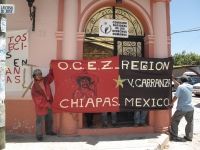 Miércoles 6 de abril. Campesinos militantes de la OCEZ realizan una manifestación en las instalaciones de la CNDH en la ciudad de San Cristóbal de las Casas para exigir la liberación de los presos de las cárceles chiapanecas.
