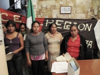 Miércoles 6 de abril. Campesinos militantes de la OCEZ realizan una manifestación en las instalaciones de la CNDH en la ciudad de San Cristóbal de las Casas para exigir la liberación de los presos de las cárceles chiapanecas. Miércoles 6 de abril. Campesinos militantes de la OCEZ realizan una manifestación en las instalaciones de la CNDH en la ciudad de San Cristóbal de las Casas para exigir la liberación de los presos de las cárceles chiapanecas.