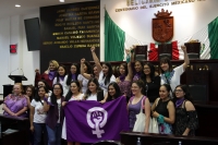 Domingo 3 de marzo del 2019. Tuxtla Gutiérrez. Grupos de mujeres feministas en la sesión extraordinaria del congreso de Chiapas, donde se aprueba por unanimidad los temas referentes a la Guardia Nacional y la penalización de los delitos sexuales-digitales Domingo 3 de marzo del 2019. Tuxtla Gutiérrez. Grupos de mujeres feministas en la sesión extraordinaria del congreso de Chiapas, donde se aprueba por unanimidad los temas referentes a la Guardia Nacional y la penalización de los delitos sexuales-digitales