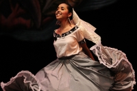 Viernes 3 de julio del 2013. Tuxtla Gutiérrez. Durante el festival de danza folclórica se presenta el grupo Ollin Yoliztli de Nuevo León esta noche en el Teatro de la Ciudad Emilio Rabasa en la capital del estado de Chiapas.