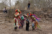 Domingo 20 de marzo del 2016. Ocosocuautla de Espinosa. Encuentro Zoque del Nuevo Sol. Los danzantes y músicos de la etnia Zoque de la depresión central del estado de Chiapas se reúnen este medio día en la zona arqueológica conocida como Cerro Ombligo con