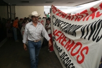 Miembros de organizaciones políticas y sociales se manifiestan en las entradas del edificio del gobierno de Chiapas para exigir la intervención de las autoridades estatales en la solución del conflicto de Agua Azul en la selva lacandona donde se enfrentar