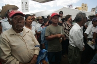 Miembros de organizaciones políticas y sociales se manifiestan en las entradas del edificio del gobierno de Chiapas para exigir la intervención de las autoridades estatales en la solución del conflicto de Agua Azul en la selva lacandona donde se enfrentar