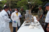 Foto: Alfredo Ovilla. Jueves 11 de Agosto. Elementos del Ejército Mexicano incineran más de una tonelada de enervantes aseguradas en días pasados en las cercanías de la ciudad de Arriaga. La cocaína representa un fuerte golpe económico a los traficantes q