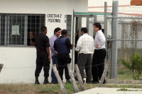 Miércoles 8 de junio. Los abogados y familiares de Pablo Salazar Mendiguchia son revisados por policÃas ministeriales en la entrada del Penal el Amate en Cintalapa de Figueroa para llevarle al ex gobernador sus enseres personales en lo que es su primera n Miércoles 8 de junio. Los abogados y familiares de Pablo Salazar Mendiguchia son revisados por policÃas ministeriales en la entrada del Penal el Amate en Cintalapa de Figueroa para llevarle al ex gobernador sus enseres personales en lo que es su primera n
