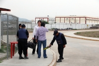 Miércoles 8 de junio. Los abogados y familiares de Pablo Salazar Mendiguchia son revisados por policÃas ministeriales en la entrada del Penal el Amate en Cintalapa de Figueroa para llevarle al ex gobernador sus enseres personales en lo que es su primera n Miércoles 8 de junio. Los abogados y familiares de Pablo Salazar Mendiguchia son revisados por policÃas ministeriales en la entrada del Penal el Amate en Cintalapa de Figueroa para llevarle al ex gobernador sus enseres personales en lo que es su primera n