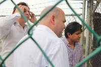 Miércoles 8 de junio. Los abogados y familiares de Pablo Salazar Mendiguchia son revisados por policías ministeriales en la entrada del Penal el Amate en Cintalapa de Figueroa para llevarle al ex gobernador sus enseres personales en lo que es su primera n