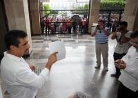 Martes 25 de agosto del 2015. Tuxtla Gutiérrez. Paco Rojas Toledo y representantes de la Barra de Abogados de Chiapas presentan en el Congreso Local la documentación y firmas de ciudadanos que acompañan la denuncia de fraude electoral del proceso de elecc