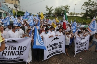 Viernes 24 de julio del 2015. Tuxtla Gutiérrez. Francisco Rojas Toledo, aspirante al ayuntamiento de la Capital del estado de Chiapas por el partido Acción Nacional durante la manifestación de esta tarde acompañado de perredistas y militantes de MORENA de