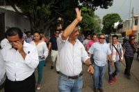 Domingo 26 de julio del 2015. Tuxtla Gutiérrez. Paco Rojas Toledo, aspirante al ayuntamiento local, ante seguidores y medios de comunicación esta tarde en la carpa del PAN afuera de las instalaciones del IEPC