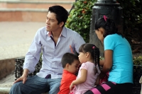 Domingo 17 de junio del 2012. Tuxtla Gutiérrez, Chiapas. Las familias aprovechan este día del Padre para acompañar a los ancianos quienes esperan el cobro de los programas de apoyo para los ancianos en la explanada de la plaza del edificio de la administr