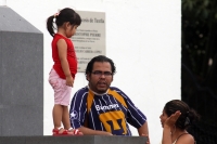 Domingo 17 de junio del 2012. Tuxtla Gutiérrez, Chiapas. Las familias aprovechan este día del Padre para acompañar a los ancianos quienes esperan el cobro de los programas de apoyo para los ancianos en la explanada de la plaza del edificio de la administr