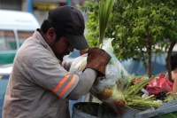 Domingo 5 de abril del 2020. Tuxtla Gutiérrez. Trabajadores de limpieza recogen las palmas que alguien depósito en la basura durante este Domingo de Ramos