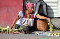 Domingo 5 de abril del 2020. Tuxtla Gutiérrez. Los artesanos de los altos de Chiapas ofrecen las Cruces de Palma en la Iglesia del Calvario donde se concentran para poder vender la artesanÃa durante la contingencia del Covid-19 Domingo 5 de abril del 2020. Tuxtla Gutiérrez. Los artesanos de los altos de Chiapas ofrecen las Cruces de Palma en la Iglesia del Calvario donde se concentran para poder vender la artesanÃa durante la contingencia del Covid-19