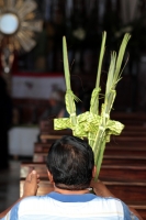 Domingo 5 de abril del 2020. Tuxtla Gutiérrez. Los artesanos de los altos de Chiapas ofrecen las Cruces de Palma en la Iglesia del Calvario donde se concentran para poder vender la artesanía durante la contingencia del Covid-19