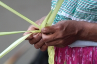 Domingo 5 de abril del 2020. Tuxtla Gutiérrez. Los artesanos de los altos de Chiapas ofrecen las Cruces de Palma en la Iglesia del Calvario donde se concentran para poder vender la artesanía durante la contingencia del Covid-19
