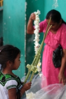 Domingo 5 de abril del 2020. Tuxtla Gutiérrez. Los artesanos de los altos de Chiapas ofrecen las Cruces de Palma en la Iglesia del Calvario donde se concentran para poder vender la artesanía durante la contingencia del Covid-19