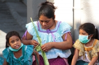 Domingo 5 de abril del 2020. Tuxtla Gutiérrez. Los artesanos de los altos de Chiapas ofrecen las Cruces de Palma en la Iglesia del Calvario donde se concentran para poder vender la artesanía durante la contingencia del Covid-19