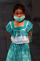 Domingo 5 de abril del 2020. Tuxtla Gutiérrez. Los artesanos de los altos de Chiapas ofrecen las Cruces de Palma en la Iglesia del Calvario donde se concentran para poder vender la artesanÃa durante la contingencia del Covid-19 Domingo 5 de abril del 2020. Tuxtla Gutiérrez. Los artesanos de los altos de Chiapas ofrecen las Cruces de Palma en la Iglesia del Calvario donde se concentran para poder vender la artesanÃa durante la contingencia del Covid-19