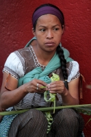 Domingo 25 de Marzo del 2018. Tuxtla Gutiérrez. Indí­genas tsentales bajan desde sus comunidades a las ciudades del estado de Chiapas donde elaboran las delicadas ofrendas de ramos
