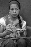 Domingo 25 de Marzo del 2018. Tuxtla Gutiérrez. Indí­genas tsentales bajan desde sus comunidades a las ciudades del estado de Chiapas donde elaboran las delicadas ofrendas de ramos