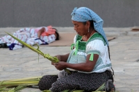 Domingo 25 de Marzo del 2018. Tuxtla Gutiérrez. Indí­genas tsentales bajan desde sus comunidades a las ciudades del estado de Chiapas donde elaboran las delicadas ofrendas de ramos