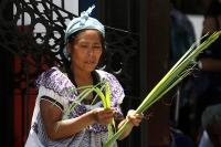 Sábado 13 de abril del 2019. Tuxtla Gutiérrez. Vendedoras indígenas de palma en el atrio de San Marcos