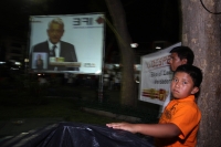 Domingo 6 de mayo del 2012. Pantallas de video son instaladas por el PAN en el parque de la juventud y del PRD en el parque de la Marimba para que sea observado el debate entre los candidatos presidenciables esta noche.