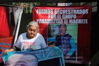 20240125. Tuxtla Gutiérrez. La madre de uno de los desaparecidos por el Grupo Armado El Machete de Pantelho, llora en la entrada del edificio del gobierno de Chiapas.