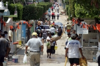 Cientos de familias tuxtlecas aprovechan este domingo para realizar la visita a los panteones para recordar a las madres fallecidas.