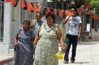 Cientos de familias tuxtlecas aprovechan este domingo para realizar la visita a los panteones para recordar a las madres fallecidas.