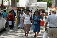 Cientos de familias tuxtlecas aprovechan este domingo para realizar la visita a los panteones para recordar a las madres fallecidas.