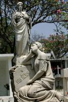Mucha de la iconografía mortuoria recuerda la figura femenina que recuerda la Pasión de las figuras religiosas en el credo de los pueblos, hecho que se acentúa en estos días para conmemorar el día de las madres en este domingo en los panteones de la ciuda
