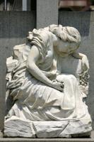 Mucha de la iconografía mortuoria recuerda la figura femenina que recuerda la Pasión de las figuras religiosas en el credo de los pueblos, hecho que se acentúa en estos días para conmemorar el día de las madres en este domingo en los panteones de la ciuda